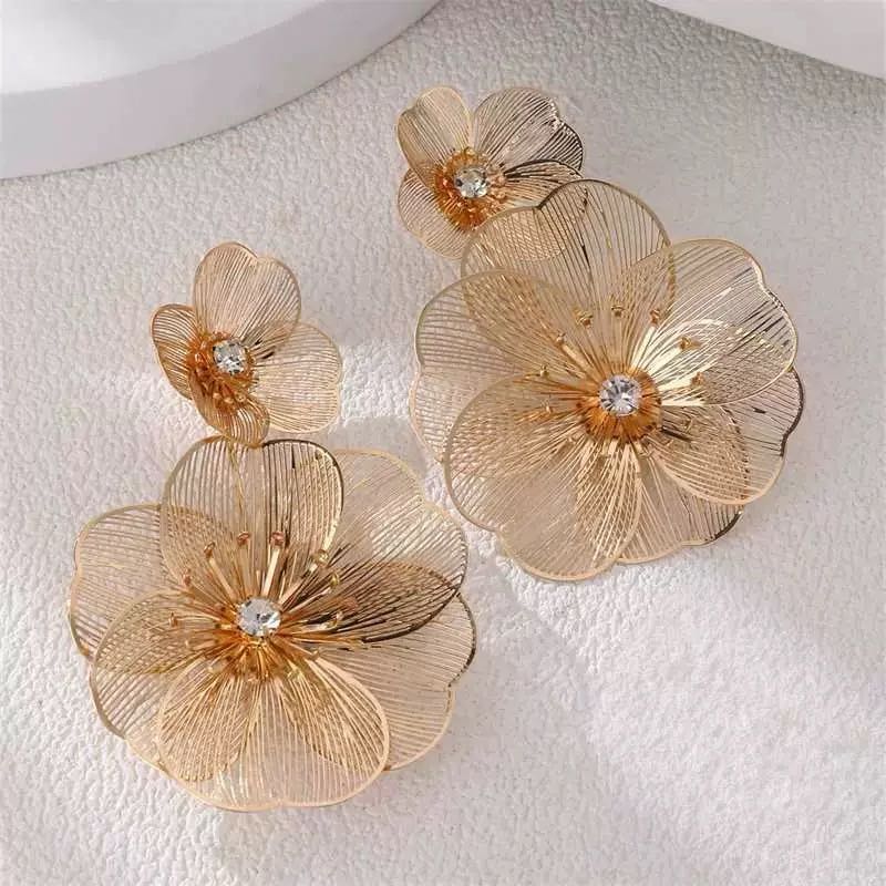 Gold openwork leaf and flower earrings
